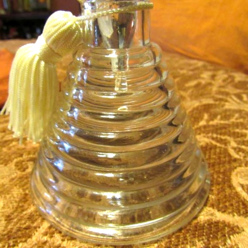 🔸🌷🔸Lovely Vtg Glass Pyramid Spiral Perfume Bottle & Cream Silk Tassel Accent - Picture 4 of 8
